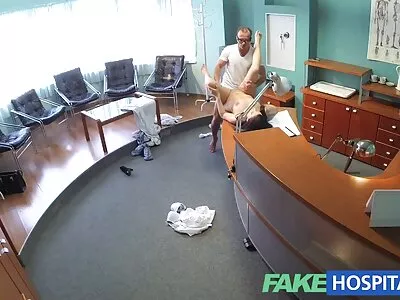 Giovane porno italiano amatore ragazza bionda devastata da una BBC in una bellissima scena