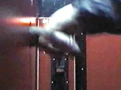 Una ragazza arrapata con i capelli tinti mostra video erotici italiani amatoriali i suoi buchi
