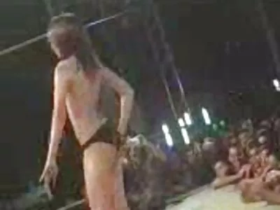 La tata bionda trio porno amatoriale italiano viene scopata da un DILF dominante